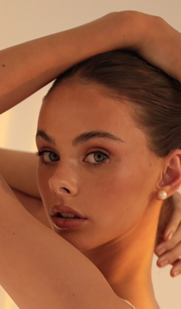 Милая молодая девушка Мэйка Вулард