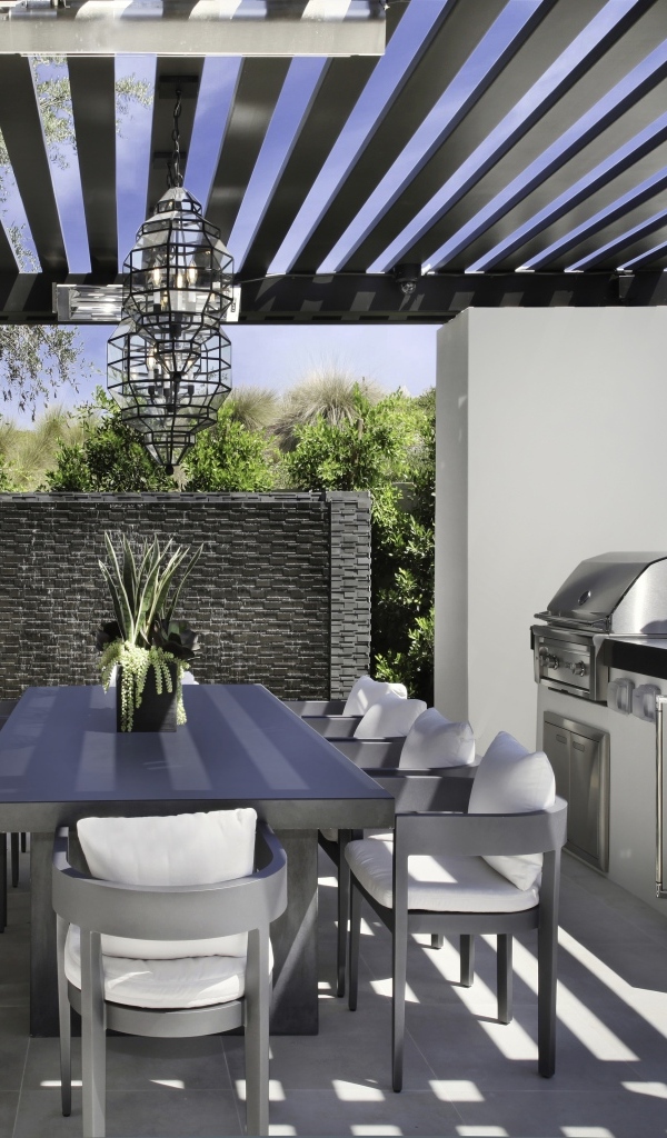 Стол и стулья в кухне в сером цвете