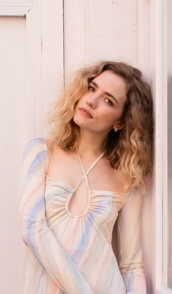 Нежная девушка актриса Уилла Фицджералд у стены