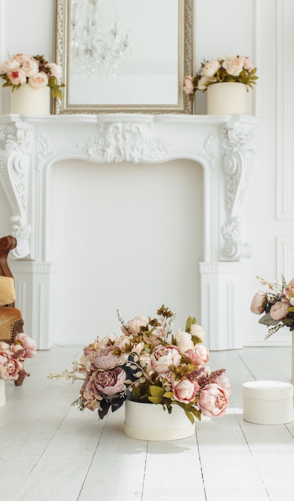 Винтажная мебель в комнате с цветами