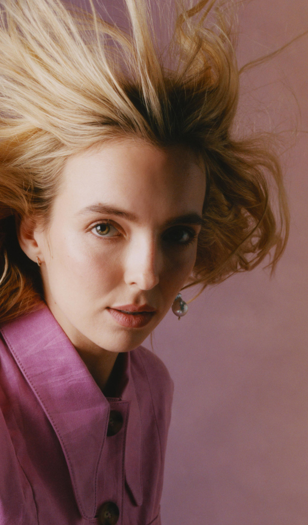 Белые волосы актрисы Джоди Комер