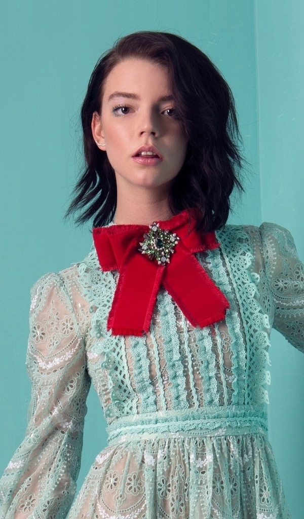 Молодая актриса Аня Тейлор-Джой на голубом фоне