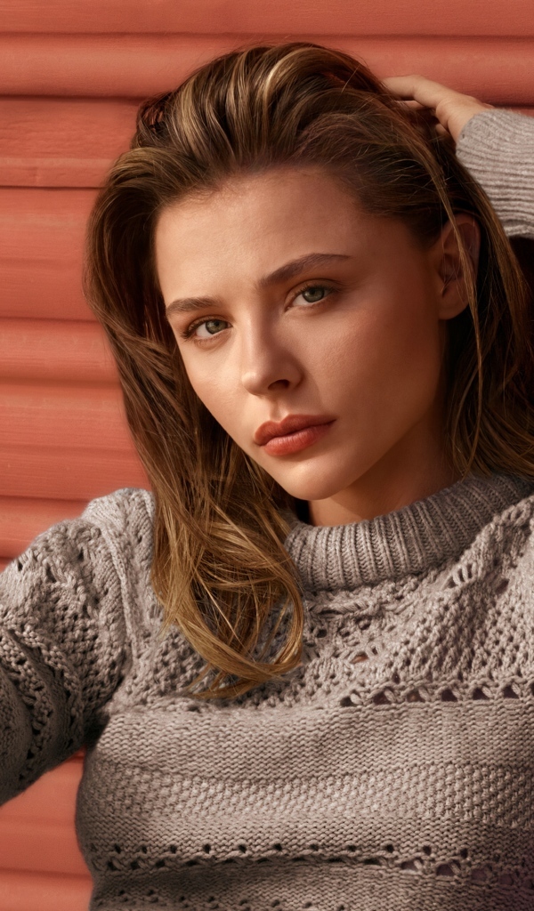 Молодая актриса Хлоя Грейс Морец сидит у стены