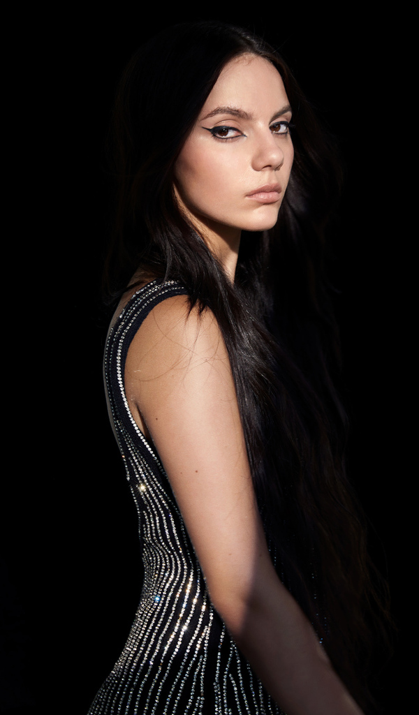 Молодая актриса Дафни Кин на черном фоне