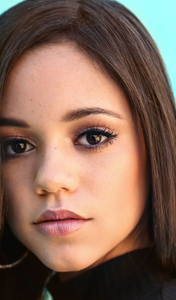 Молодая актриса Дженна Ортега на голубом фоне