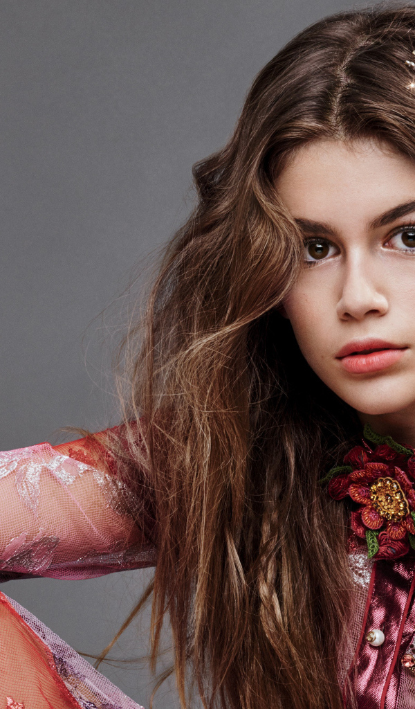 Молодая актриса Кайя Гербер на сером фоне