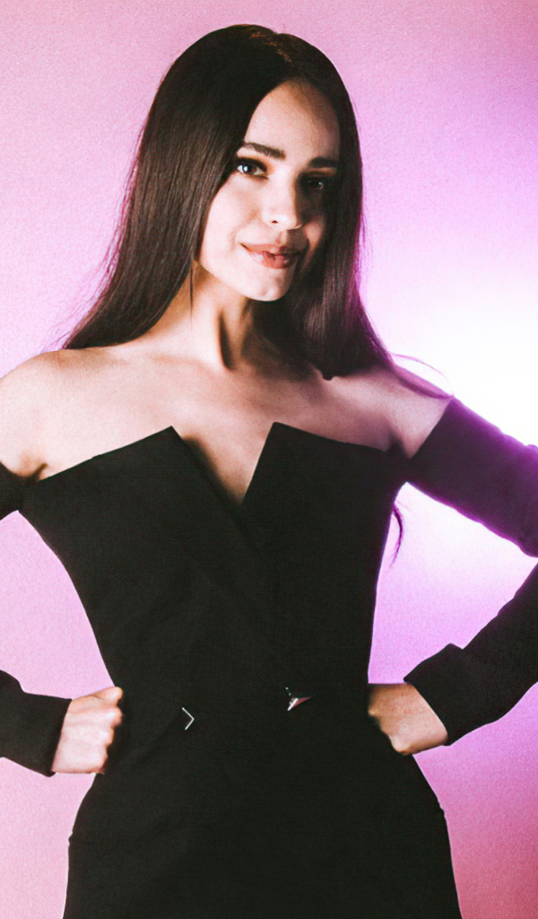 Молодая актриса София Карсон на розовом фоне