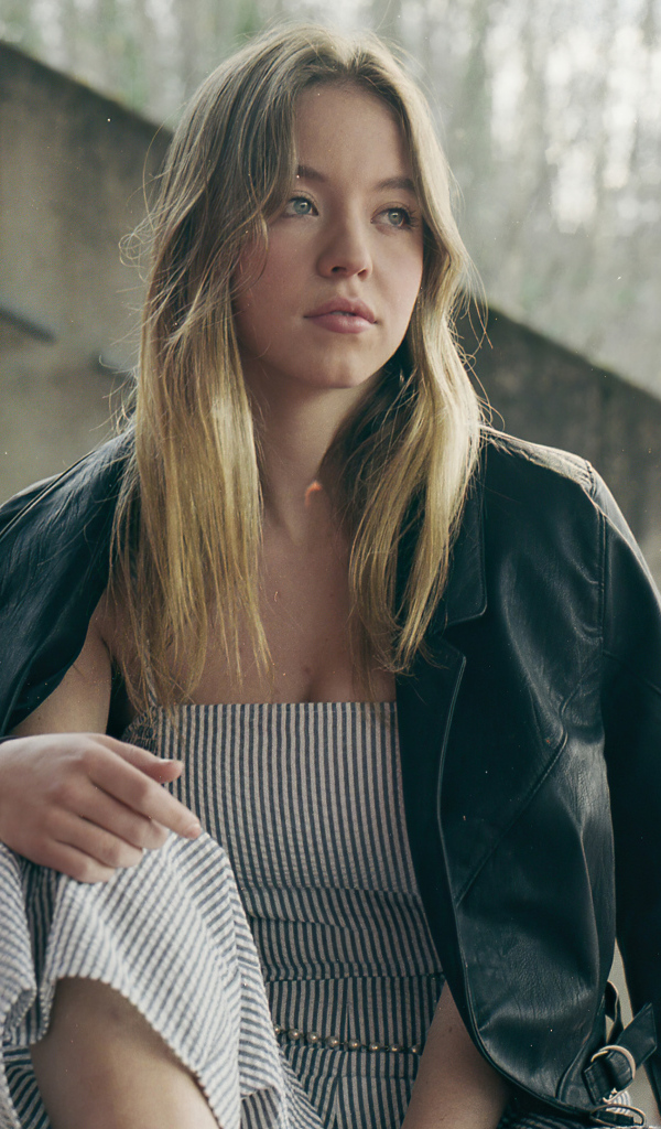 Молодая актриса Сидни Суини в черной куртке