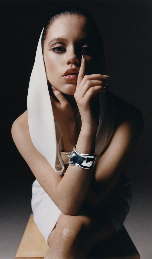 Молодая популярная актриса Дженна Ортега