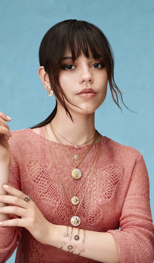 Молодая популярная актриса Дженна Ортега на сером фоне