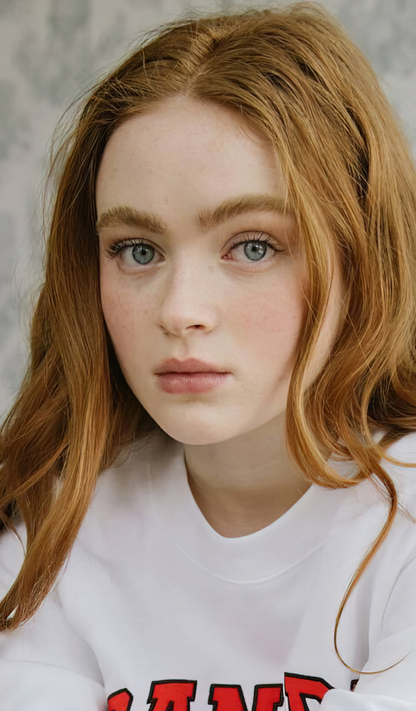 Молодая рыжеволосая американская актриса Сэди Синк