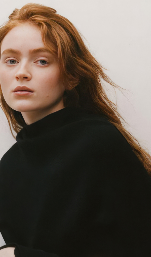 Молодая рыжеволосая актриса Сэди Синк в черном худи