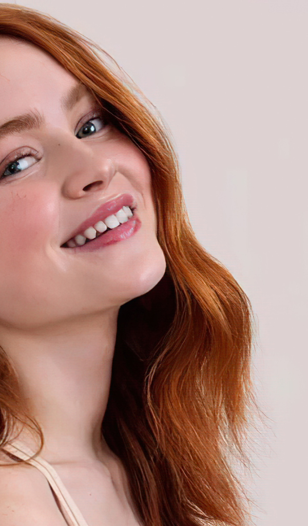 Молодая рыжеволосая девушка Сэди Синк