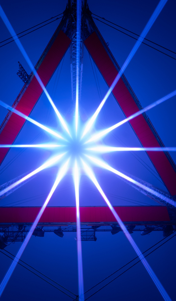 Яркий свет софитов в треугольнике