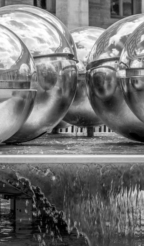 Большие металлические шары у воды