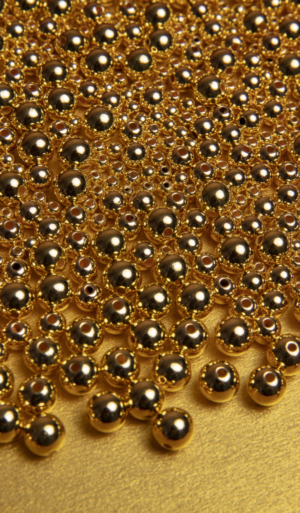 Много золотых бусин на желтом фоне