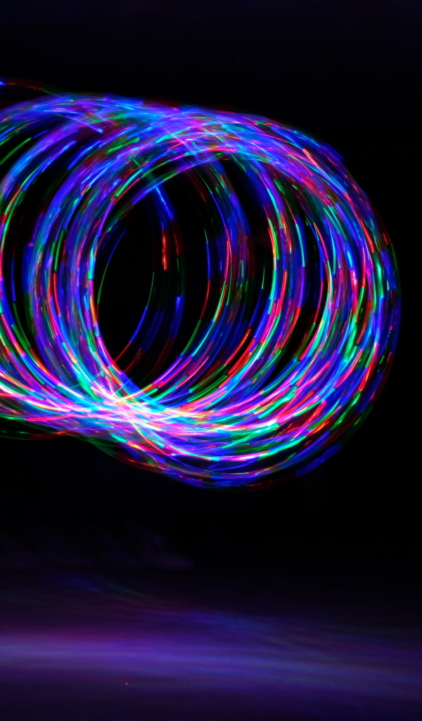 Неоновые кольца на черном фоне