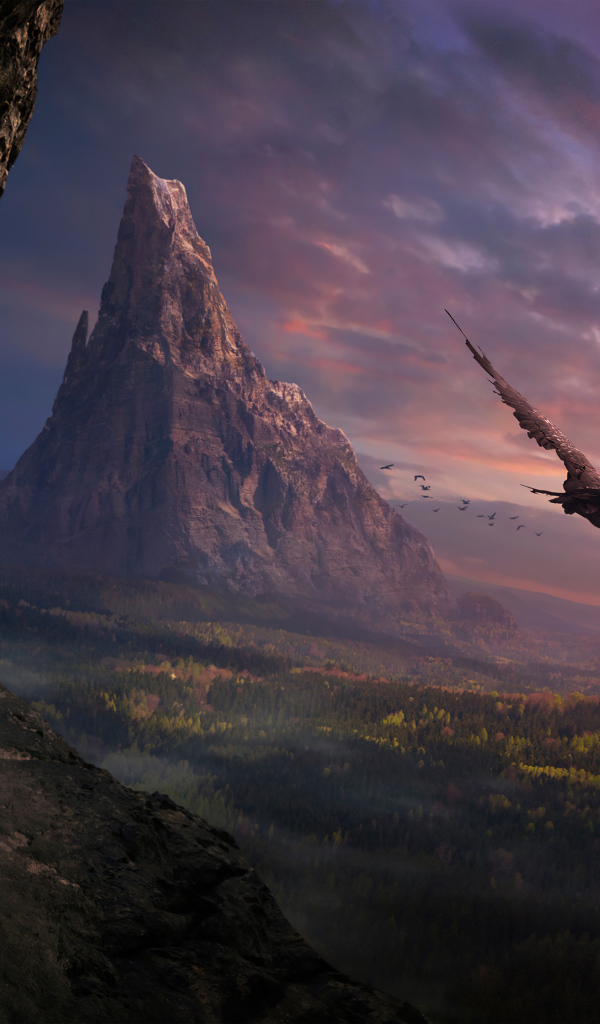 Большой орел летит над горами на закате