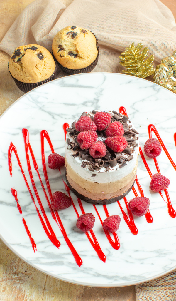 Пирожное три шоколада с ягодами малины