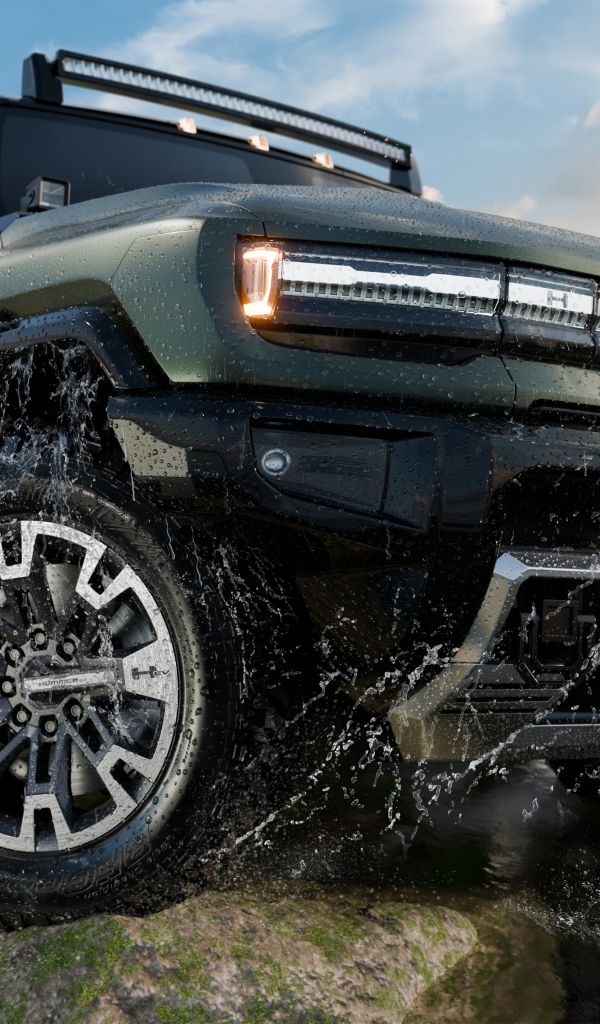 Внедорожник GMC Hummer EV Pickup 2024 года в воде