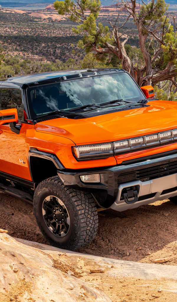 Внедорожник GMC Hummer EV 2024 года в горах