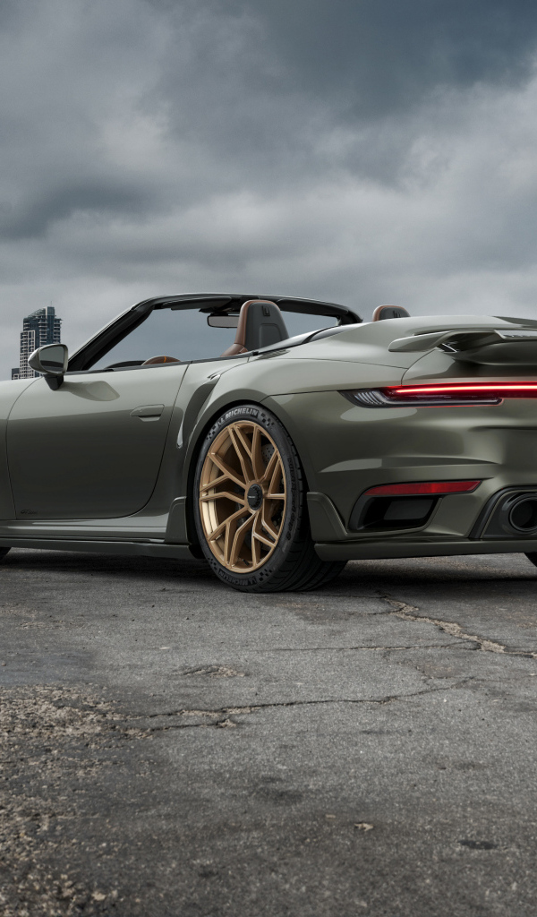 Автомобиль TechArt GTsport Cabrio 2024 года на фоне города