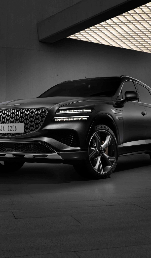 Черный автомобиль  Genesis GV80 AWD в здании