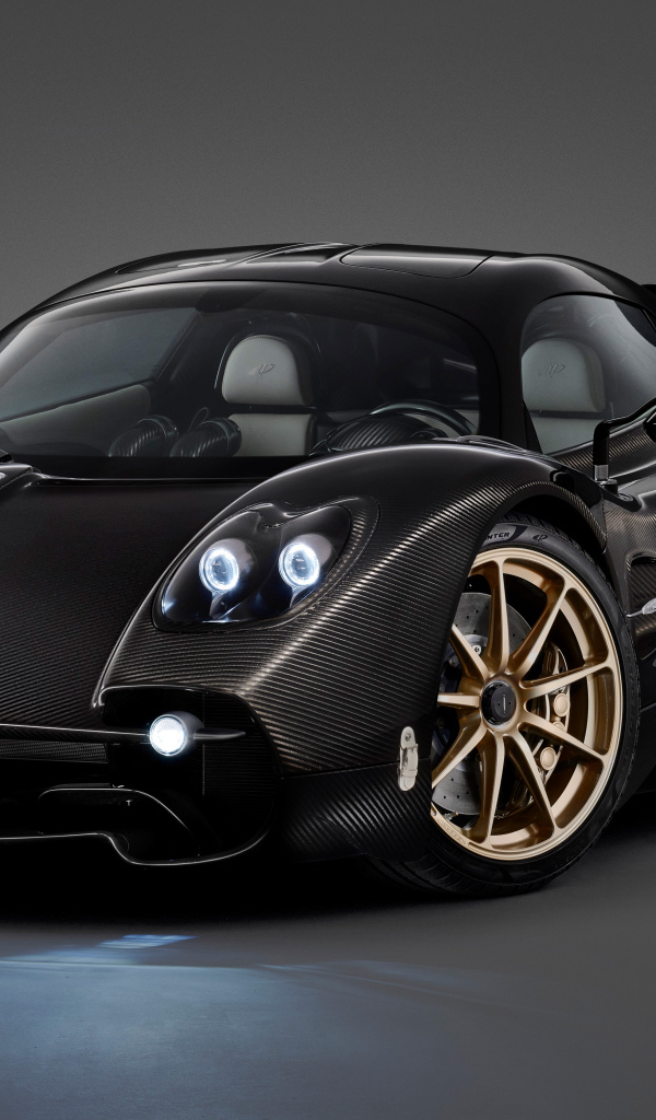 Черный быстрый автомобиль Pagani Utopia