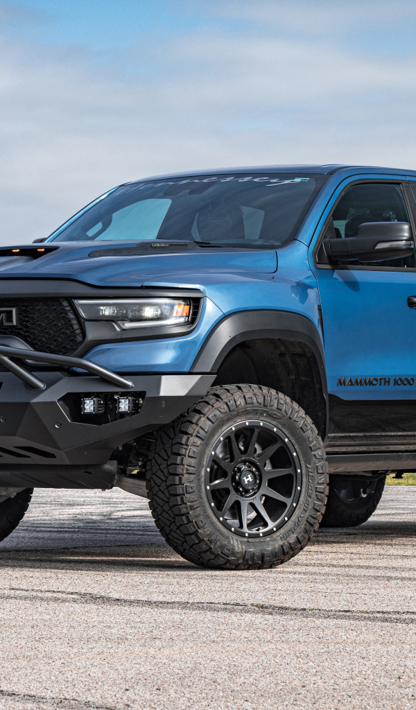 Синий автомобиль Hennessey Mammoth 1000 Last Stand 2024 года