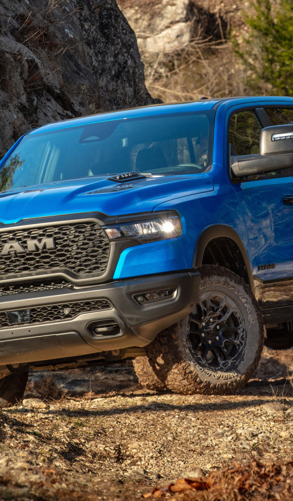 Синий пикап Ram 1500 Rebel Crew Cab 2025 года