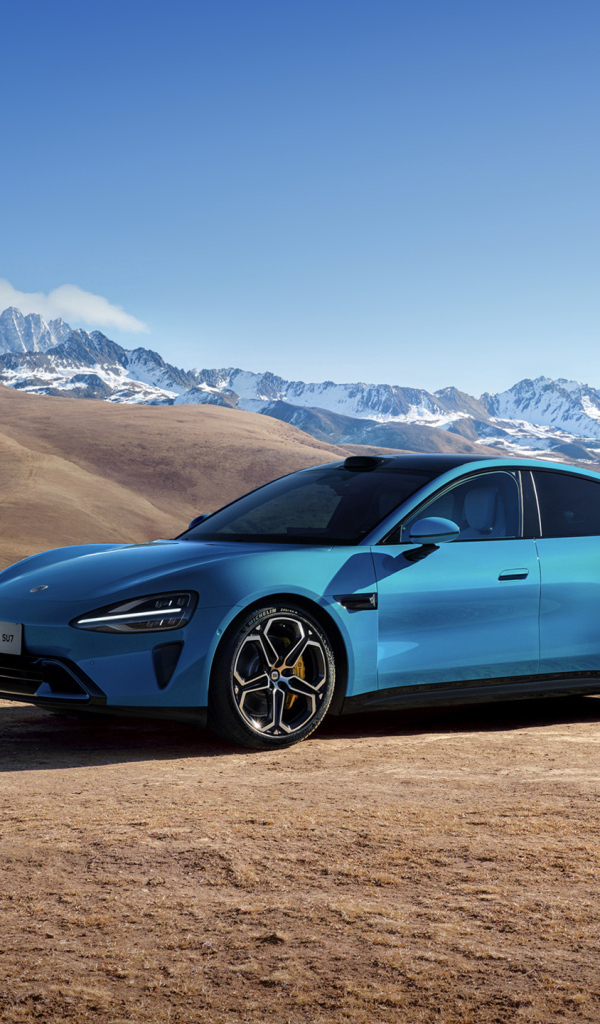 Синий автомобиль Xiaomi SU7 2024  года