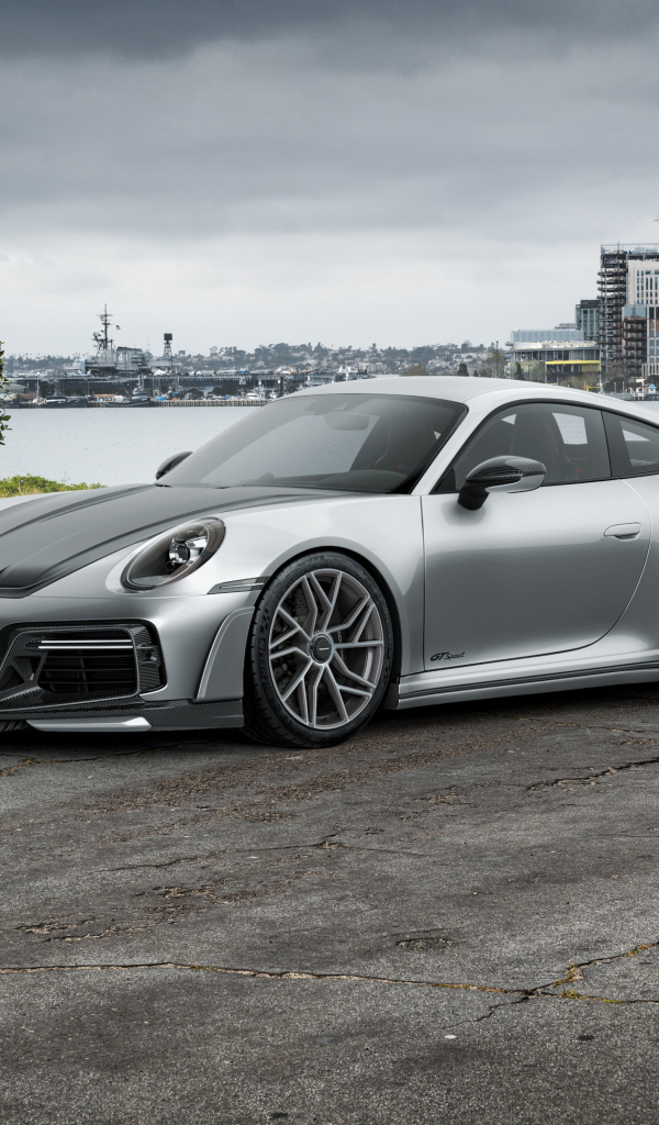 Быстрый серебристый автомобиль TechArt GTsport 2024 года