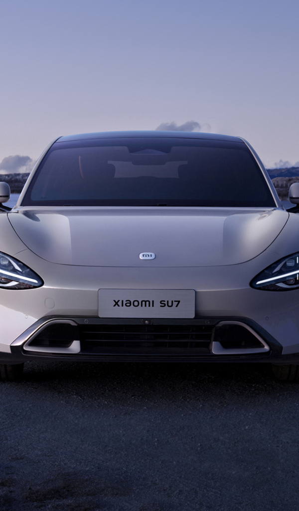 Вид спереди на автомобиль Xiaomi SU7 2024 года