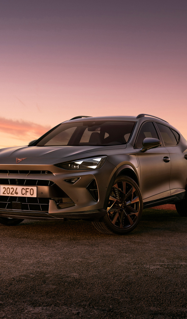 Вид спереди на автомобиль Cupra Formentor EHybrid 2024 года