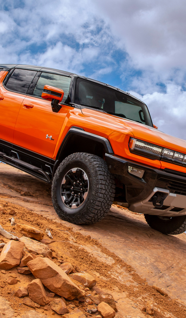Оранжевый внедорожник GMC Hummer EV 2024 года