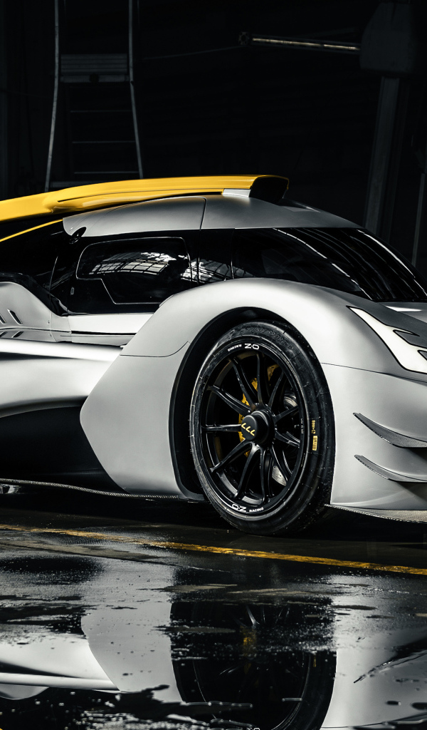 Гоночный Hypercar 777 на трассе