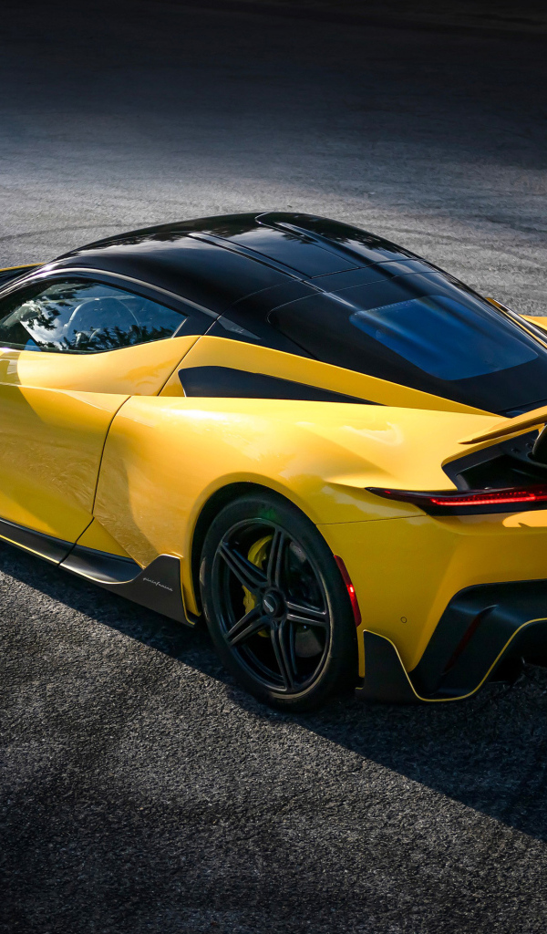 Вид сзади на желтый автомобиль Pininfarina Battista Furiosa Package