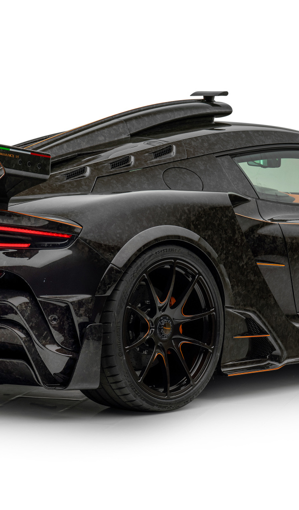 Вид сзади на черный Mansory MCX Pergusa 2024 года на белом фоне