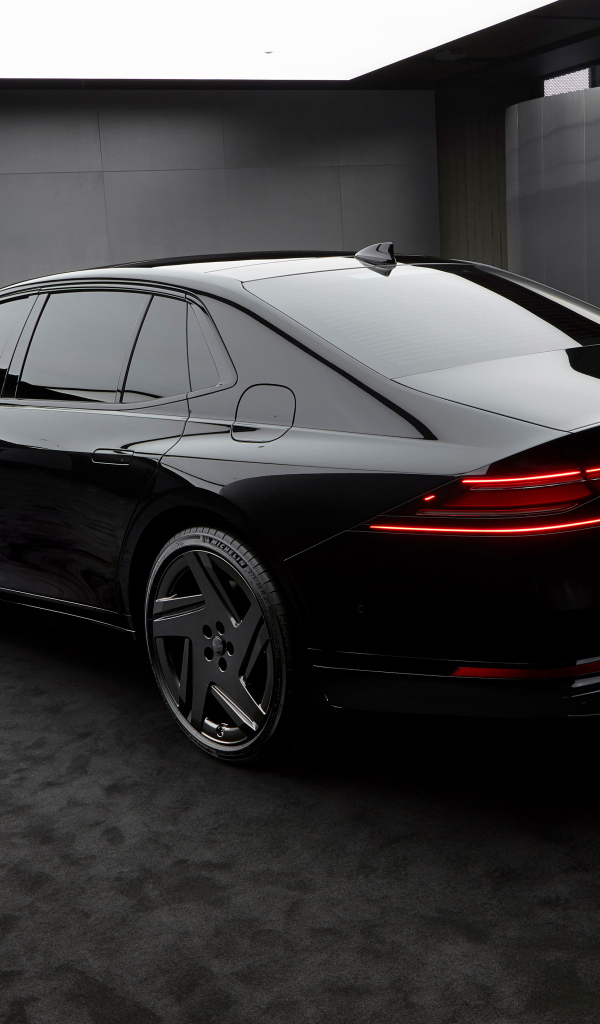 Вид сзади на автомобиль Genesis G90 Black 2024  года