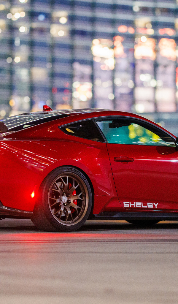 Вид сзади на красный автомобиль  Shelby Super Snake 2024 года