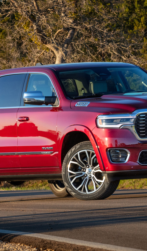 Красный пикап Ram 1500 Tungsten Crew Cab 2025 года