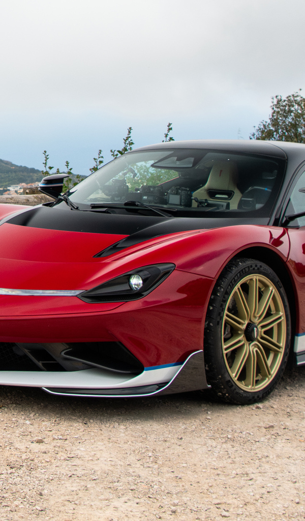 Красный автомобиль Pininfarina Battista Edizione Nino Farina