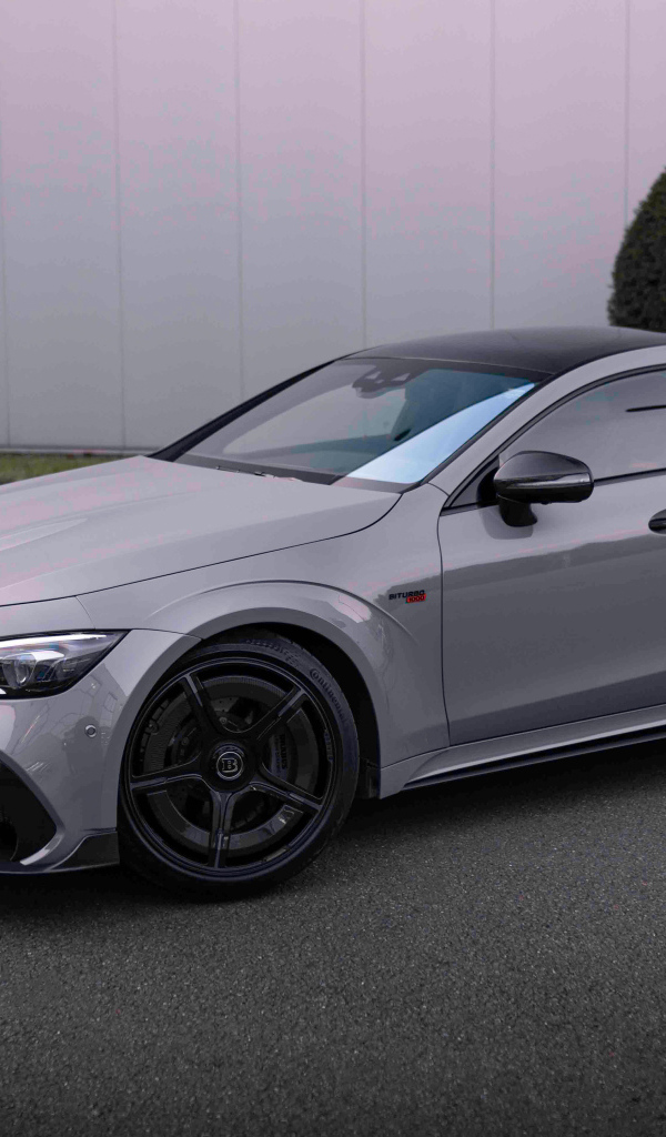 Серебристый автомобиль Brabus Rocket 1000 2024 года