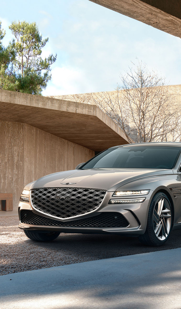 Серебристый автомобиль Genesis G80 AWD