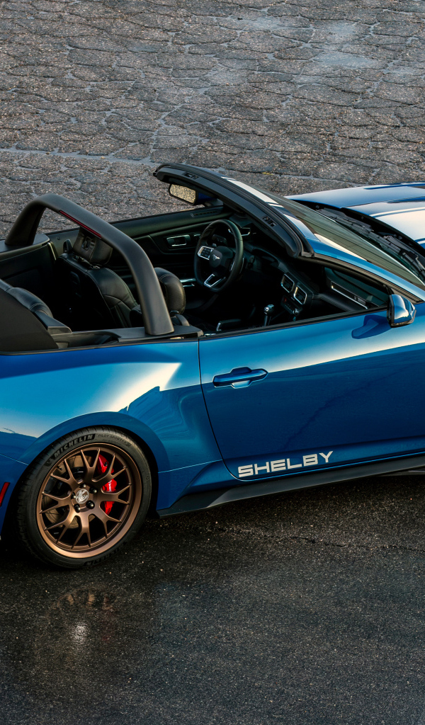 Вид сверху на автомобиль Shelby Super Snake Convertible 2024 года