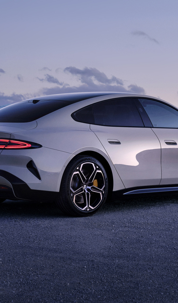 Автомобиль Xiaomi SU7 2024 года вид сзади