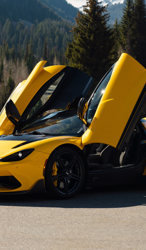 Желтый автомобиль Pininfarina Battista Furiosa Package  с открытыми дверями