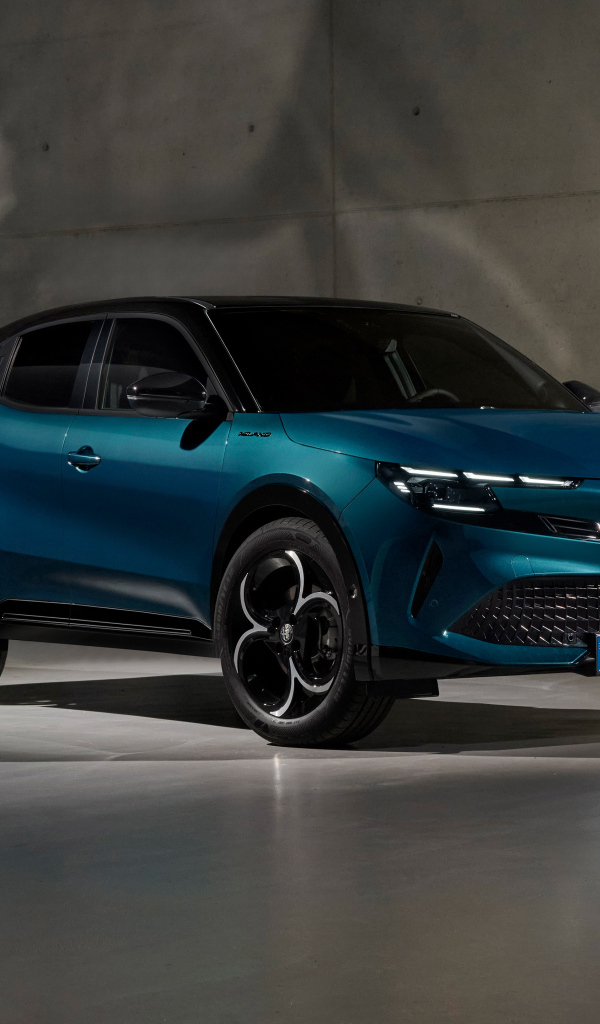 Автомобиль Alfa Romeo Milano Ibrida 2024 года