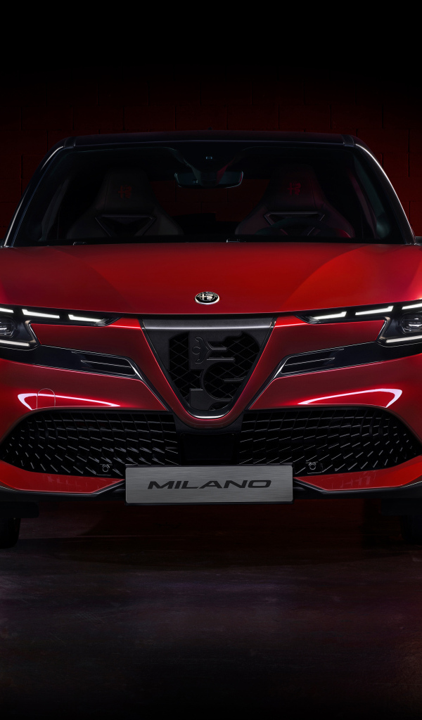 Вид спереди на красный автомобиль Alfa Romeo Milano Elettrica Veloce 2024 года