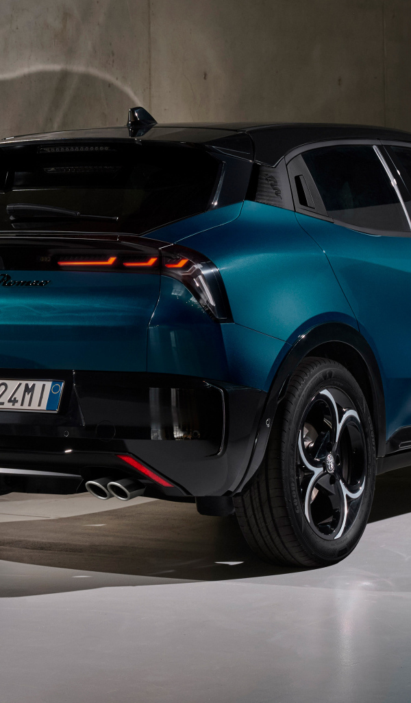 Вид сзади на автомобиль  Alfa Romeo Milano Ibrida 2024 года